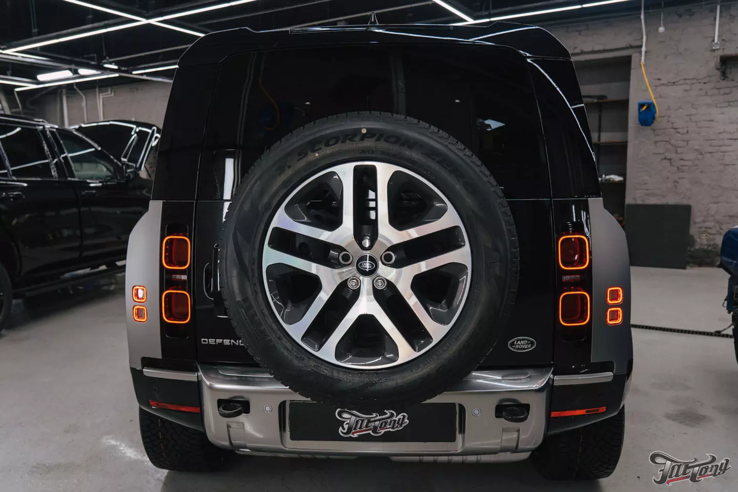 Необычный дизайн для Land Rover Defender! Оклейка в черный глянец+серый мат. Шумоизоляция дверей и Шиномонтаж на вибростенде на стендах Hunter